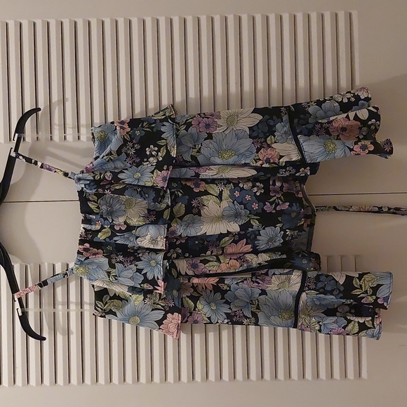 Medium size shirt off the shoulder with flower pattern - Picture 2 of 3